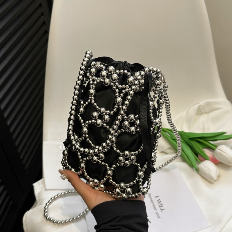 Weiße, mit Perlen verzierte Ei – Luxury Bags On Sales Bewertung und Preis