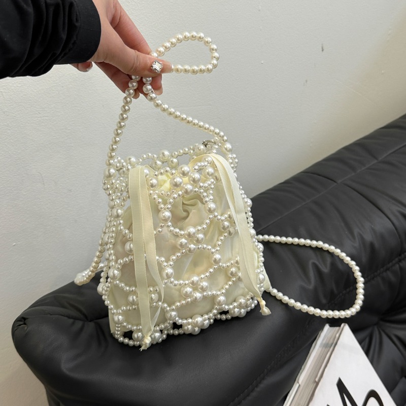 Weiße, mit Perlen verzierte Ei – Luxury Bags On Sales Bewertung und Preis
